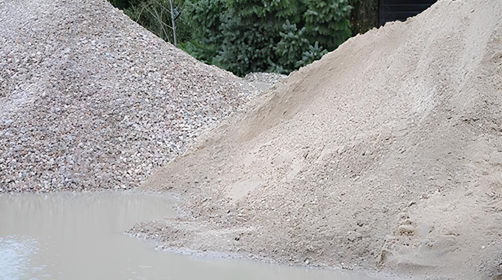 Zwei hoch aufgeschüttete Berge Schüttgut